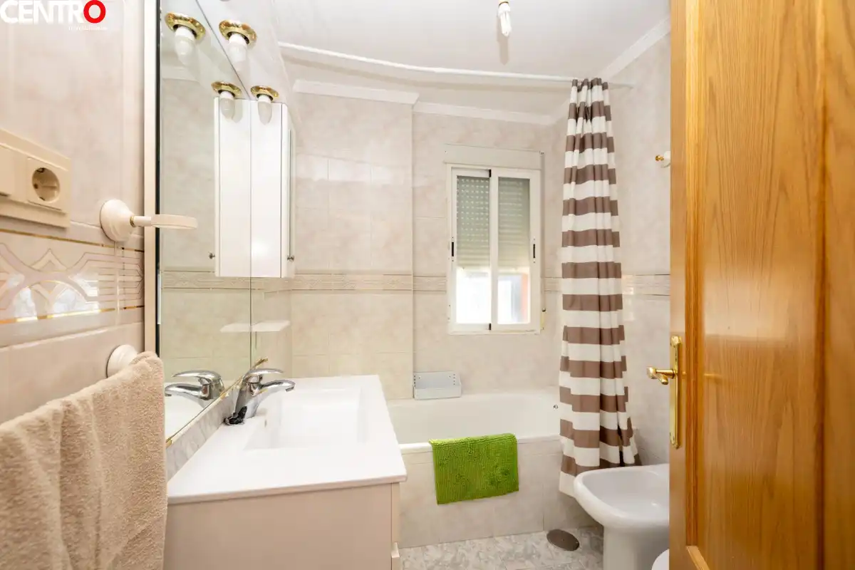 Baño de Piso en venta en Villa de Otura con Aire acondicionado, Calefacción y Terraza