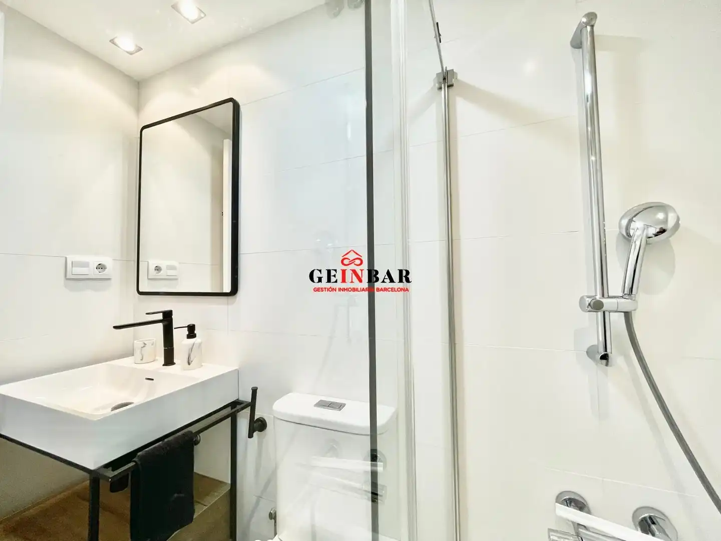 Badezimmer von Wohnung zum Verkauf in Barcelona mit Klimaanlage, Heizung und Parkett