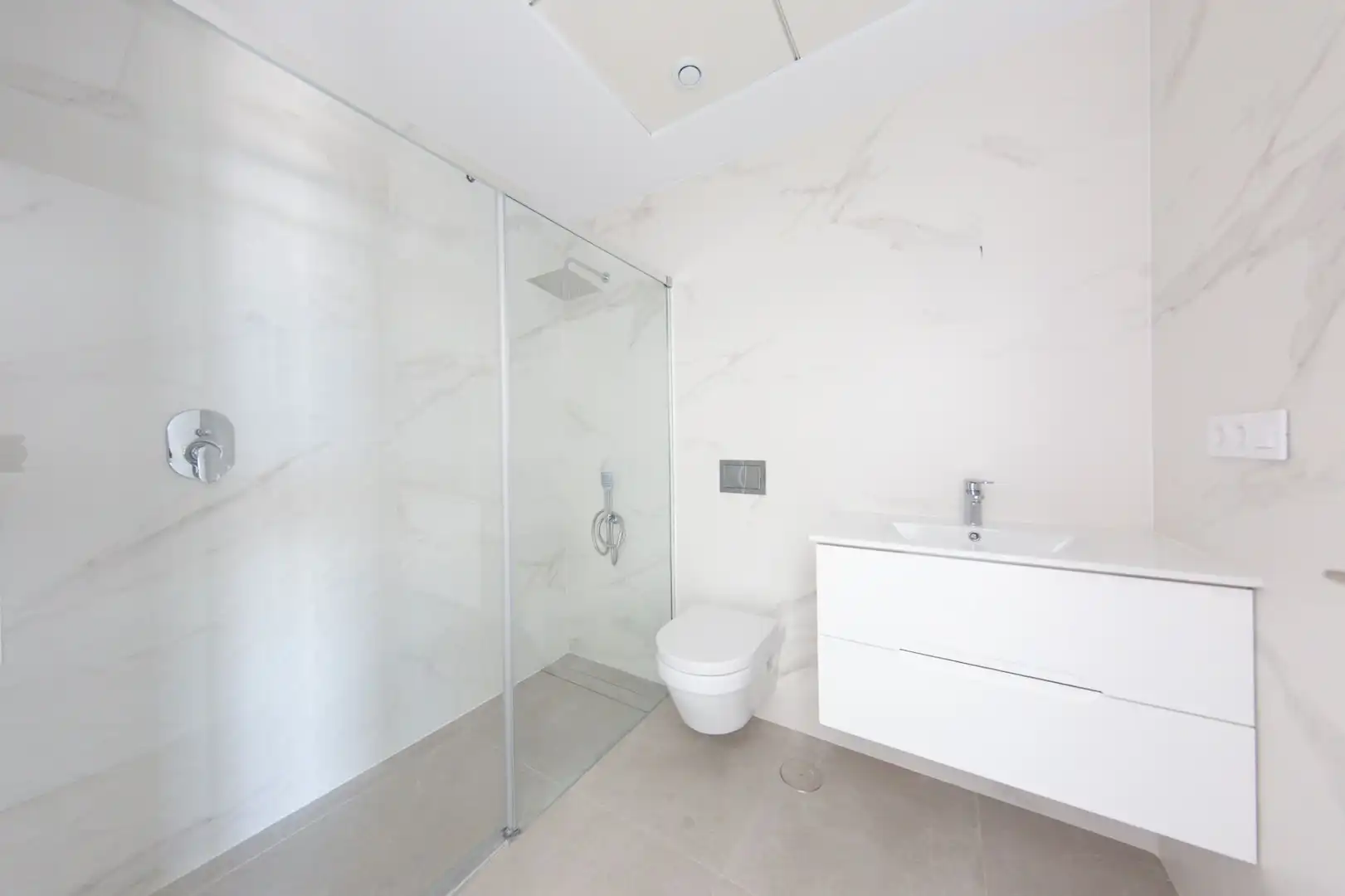 Baño de Ático de alquiler en Finestrat con Aire acondicionado, Calefacción y Jardín privado