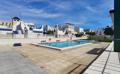 Schwimmbecken von Einfamilien-Reihenhaus zum verkauf in Torrevieja mit Klimaanlage, Terrasse und Balkon