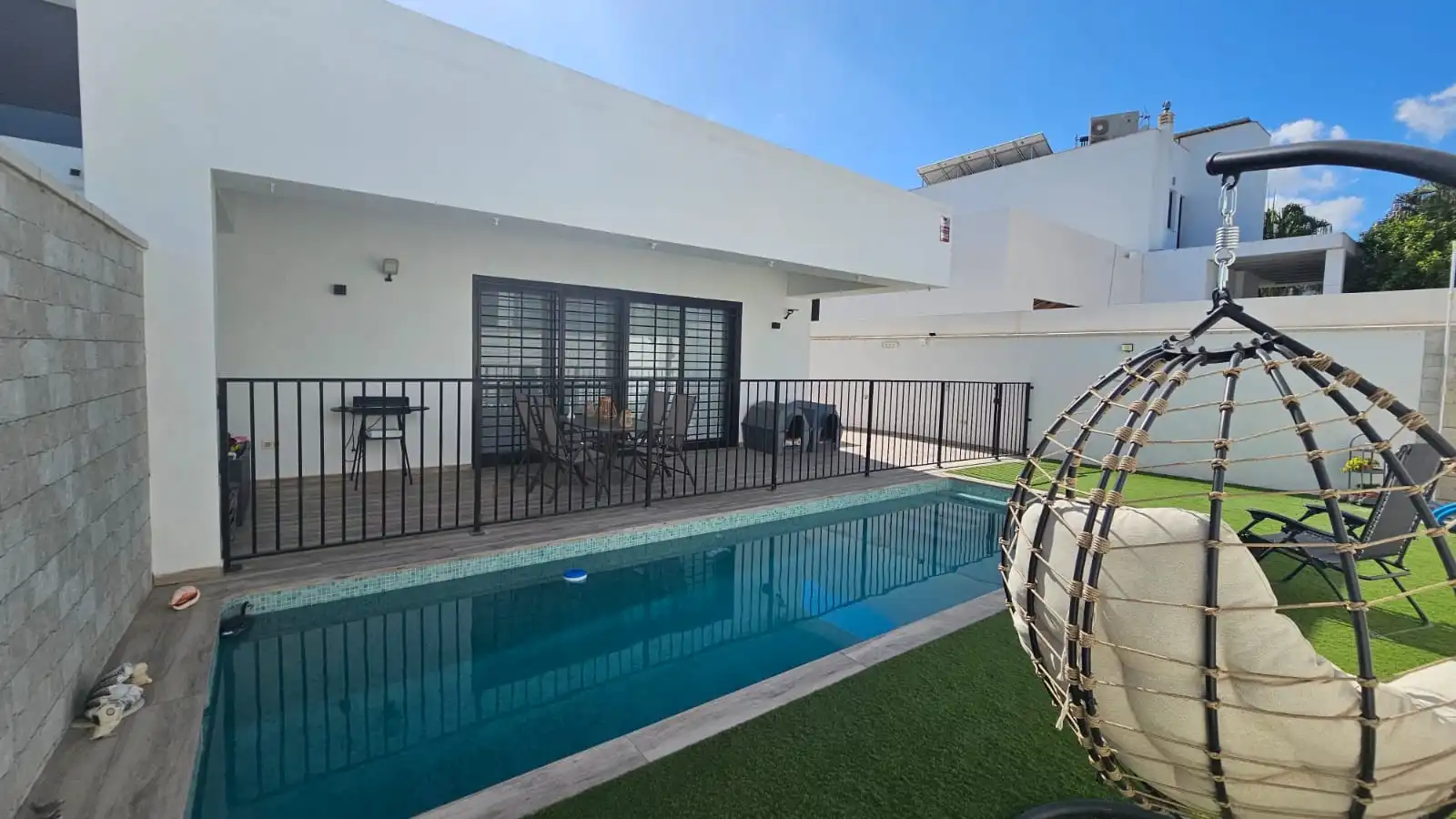 Casa aparellada amb piscina en venda a Pinos de Alhaurín - Periferia