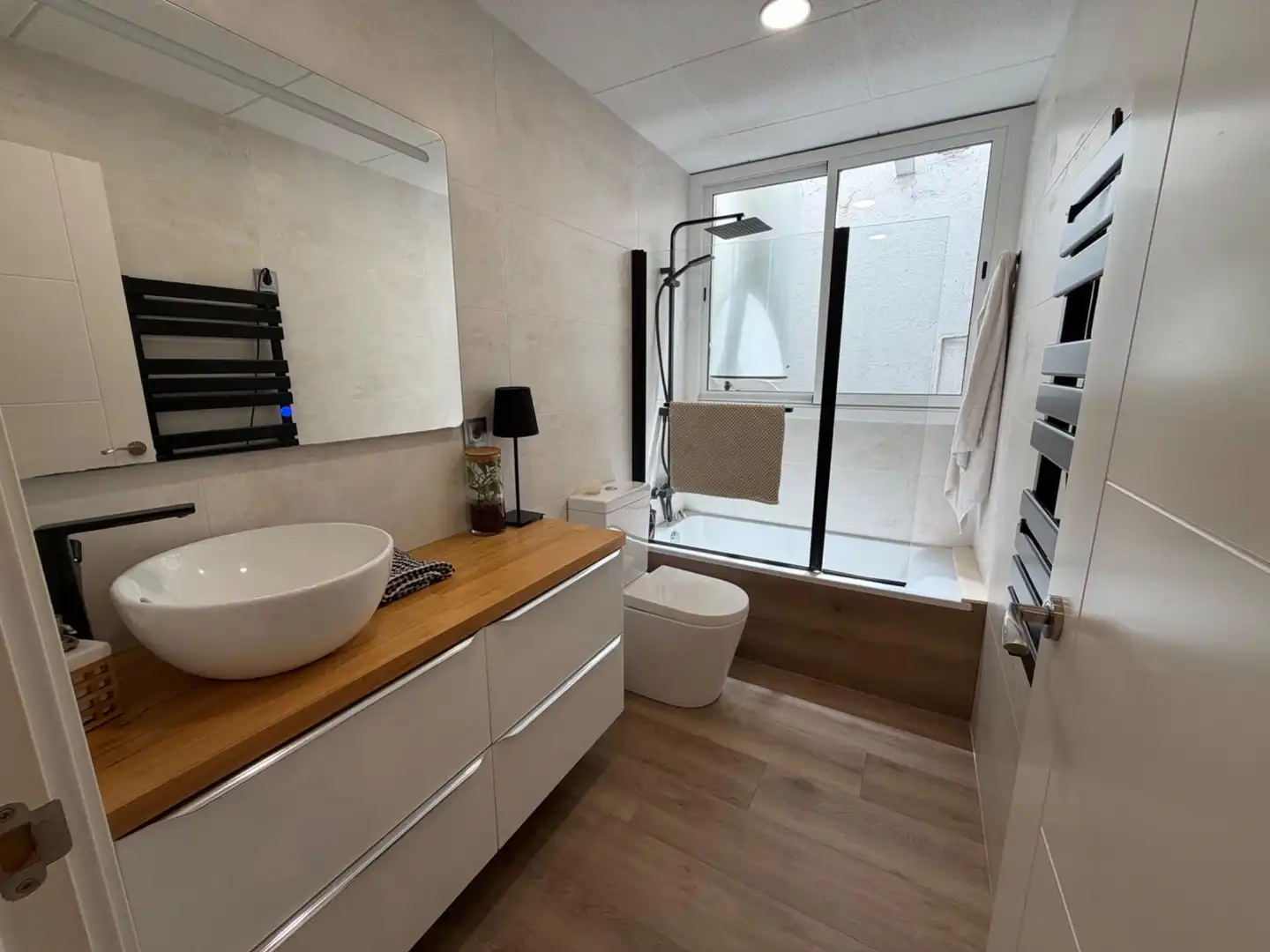 Badezimmer von Dachboden zum Verkauf in Mataró mit Klimaanlage, Heizung und Parkett