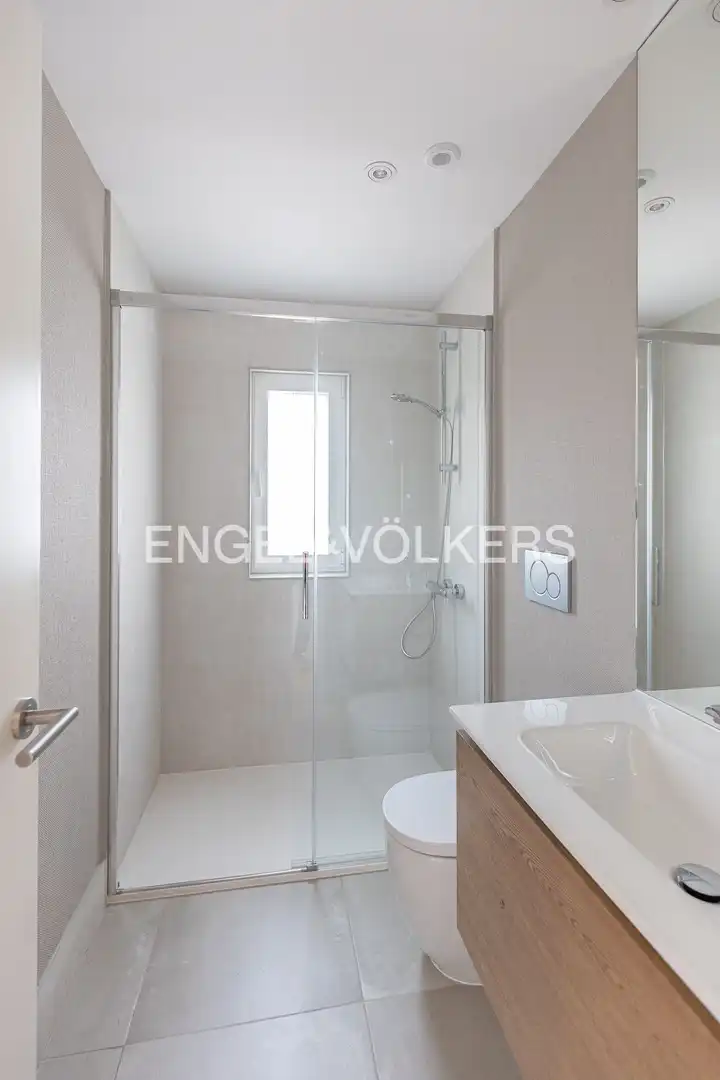 Bathroom of Flat for rent in Madrid  with Air Conditioner, Heating and Storage room