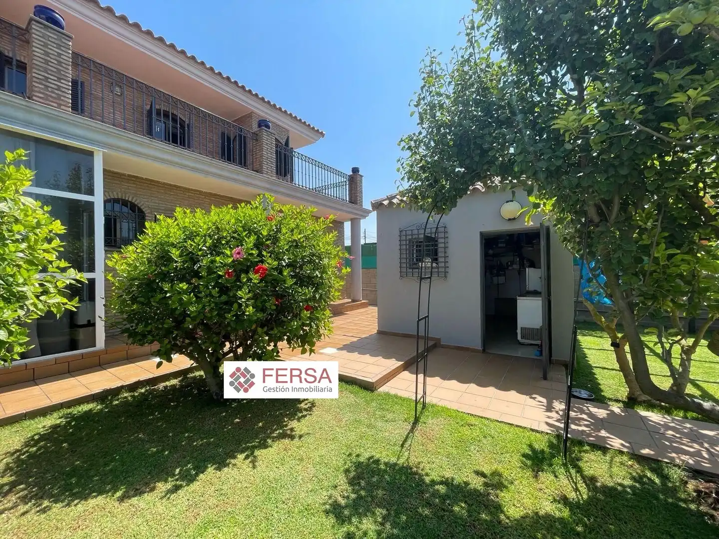 Vista exterior de Casa o xalet en venda en El Puerto de Santa María amb Aire condicionat, Calefacció i Jardí privat