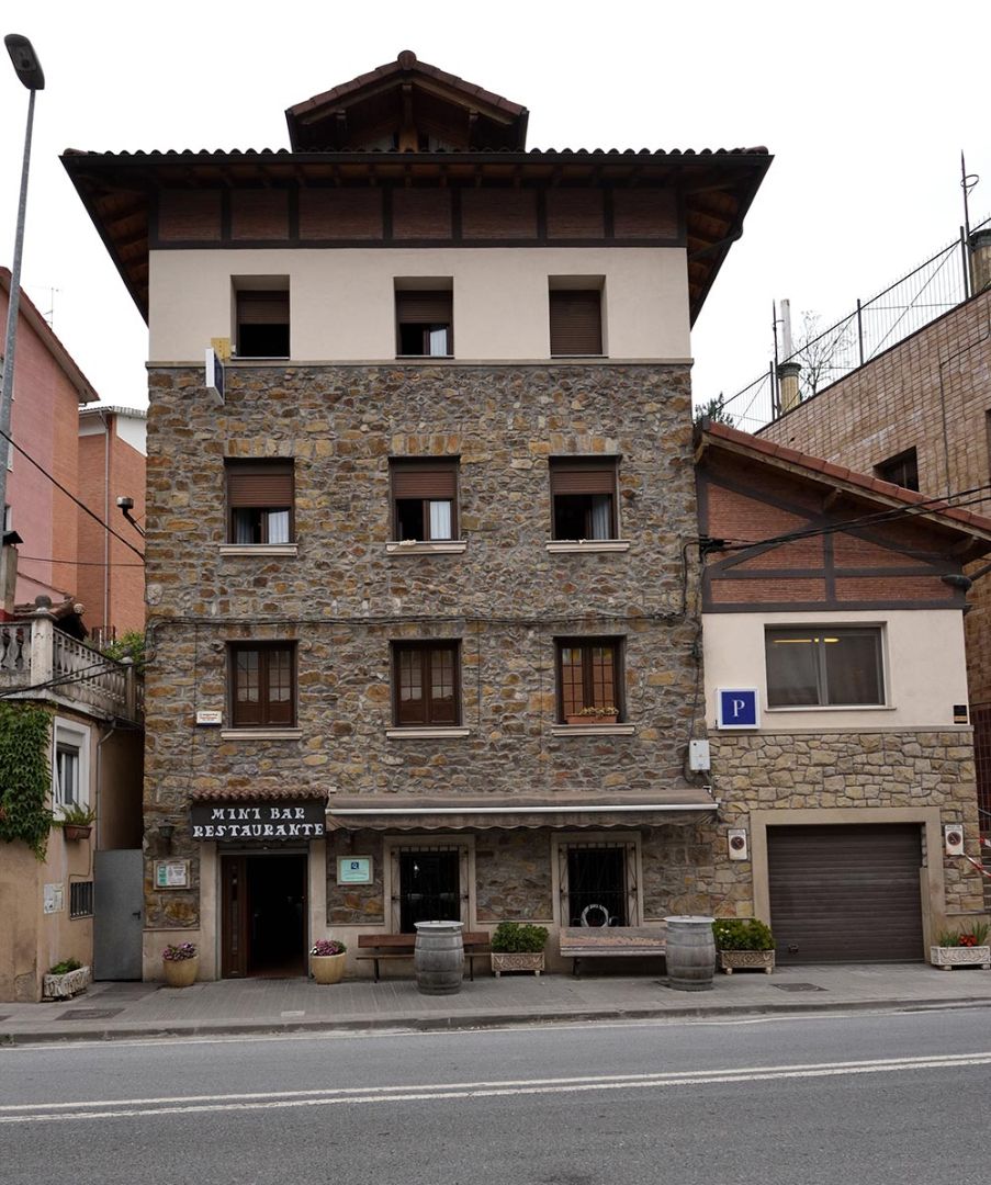 Exterior view of Building for sale in Zaratamo