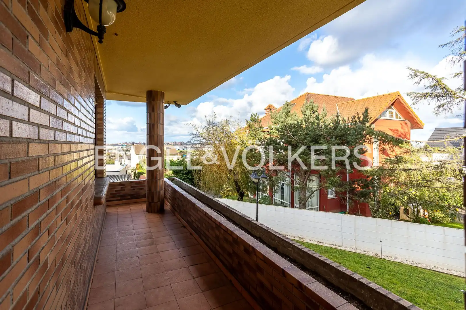 Terrassa de Casa o xalet en venda en Camargo amb Calefacció, Jardí privat i Parquet