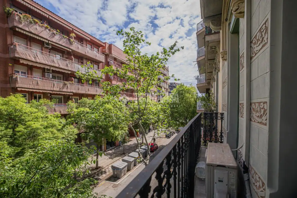 Vista exterior de Piso en venta en Barcelona con Balcón