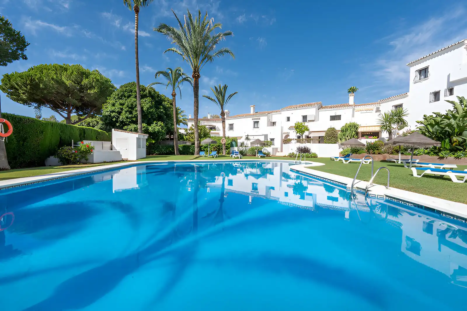 Jardí de Casa adosada en venda en Marbella amb Calefacció, Terrassa i Piscina