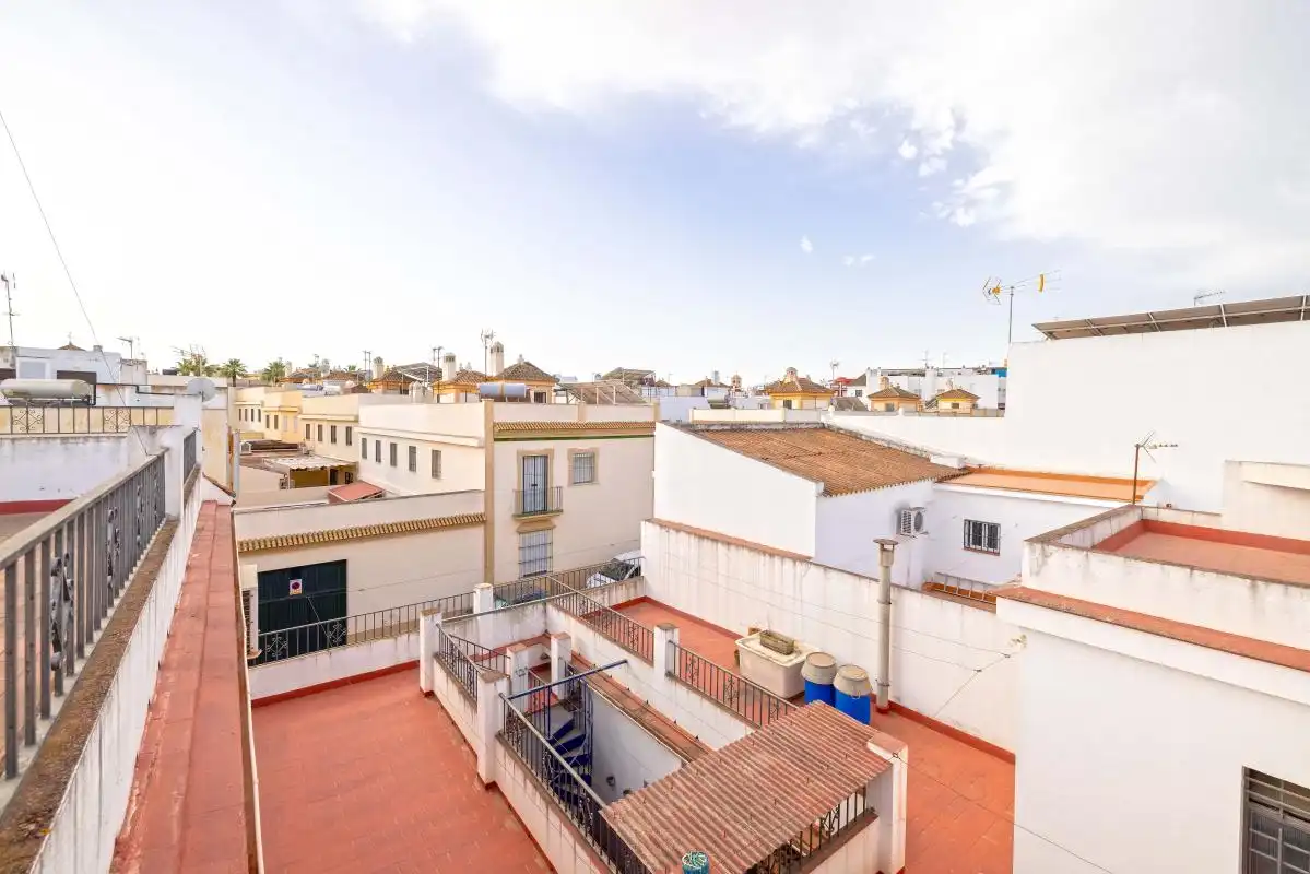 Vista exterior de Casa adosada en venda en Dos Hermanas amb Aire condicionat, Calefacció i Jardí privat
