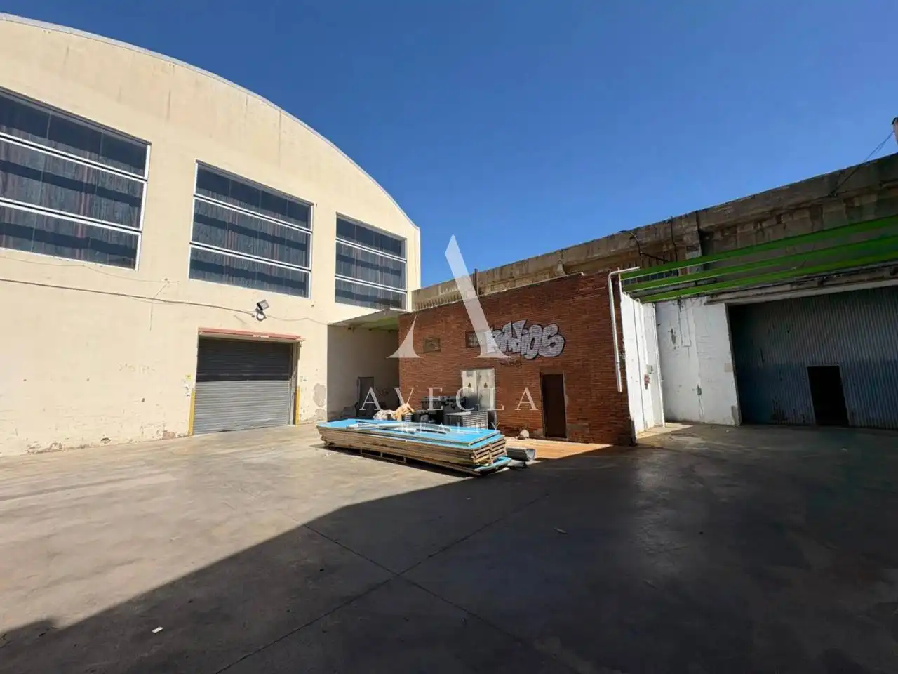 Vista exterior de Nave industrial de alquiler en Cornellà de Llobregat