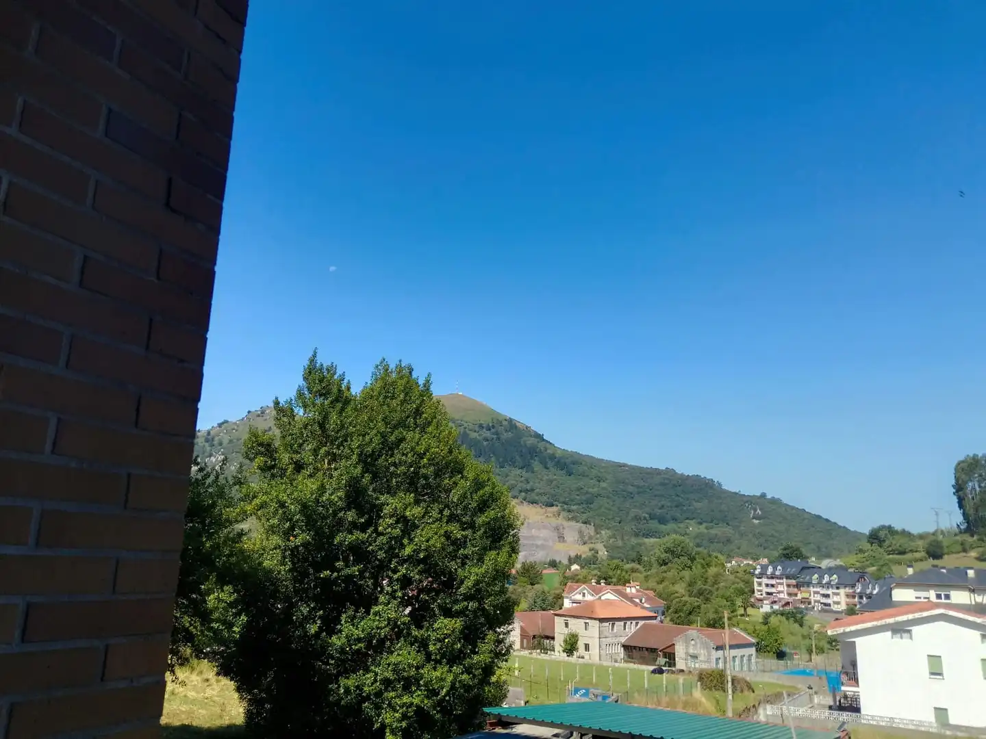 Außenansicht von Wohnung zum Verkauf in Limpias mit Heizung, Terrasse und Abstellraum