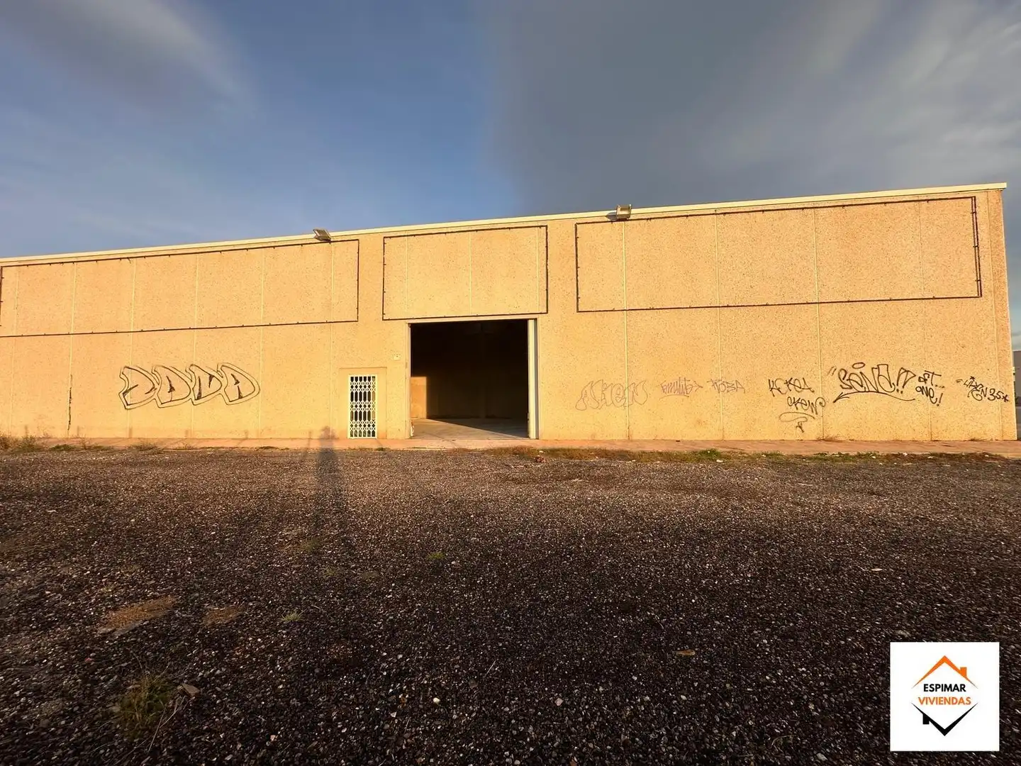 Vista exterior de Nave industrial en venta en Ademuz