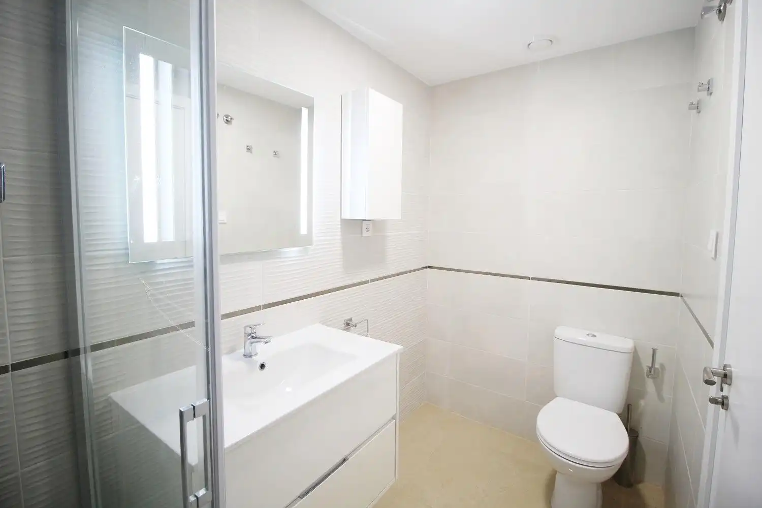 Badezimmer von Wohnungen zum Verkauf in Oropesa del Mar / Orpesa mit Klimaanlage, Privatgarten und Terrasse