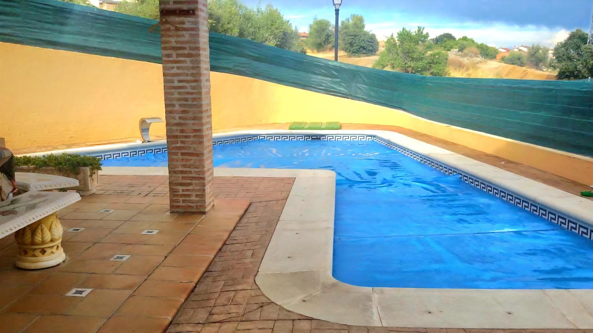Swimming pool of Single-family semi-detached for sale in San Martín de Valdeiglesias  with Air Conditioner, Heating and Terrace