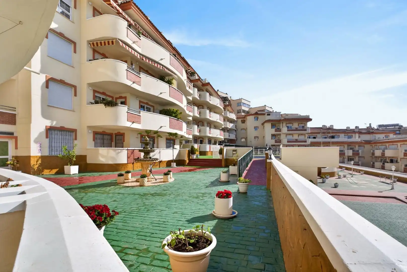 Vista exterior de Planta baixa en venda en Benalmádena amb Aire condicionat, Jardí privat i Terrassa