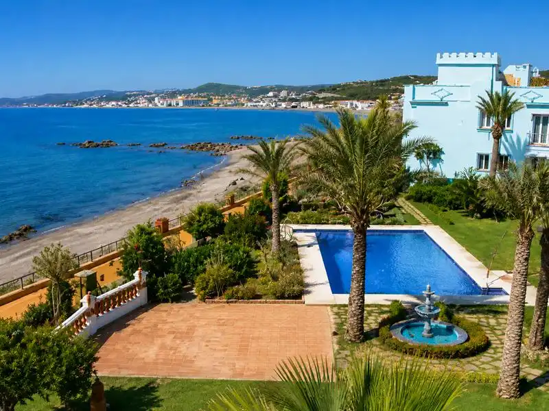 Schwimmbecken von Wohnung zum Verkauf in Casares mit Klimaanlage, Heizung und Privatgarten
