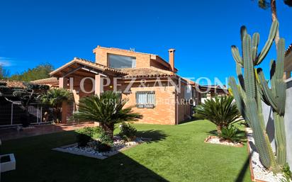 Vista exterior de Casa o xalet en venda en Riba-roja de Túria amb Aire condicionat, Calefacció i Jardí privat