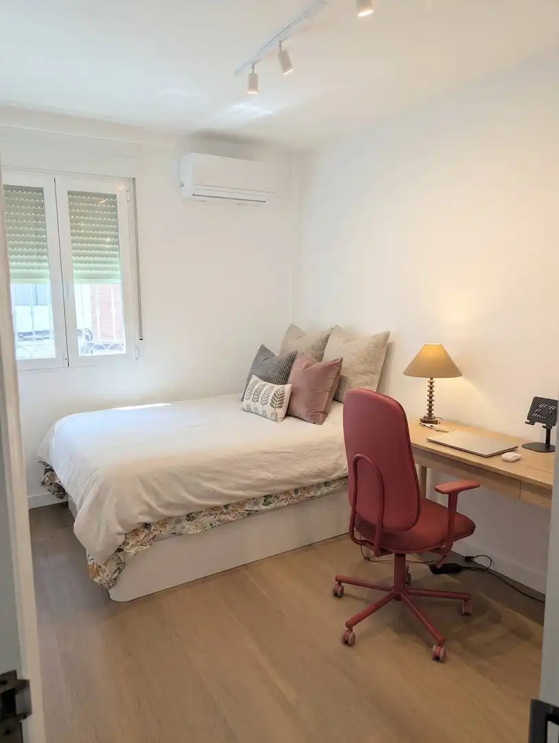Dormitori de Apartament de lloguer en Madrid amb Calefacció, Parquet i Terrassa