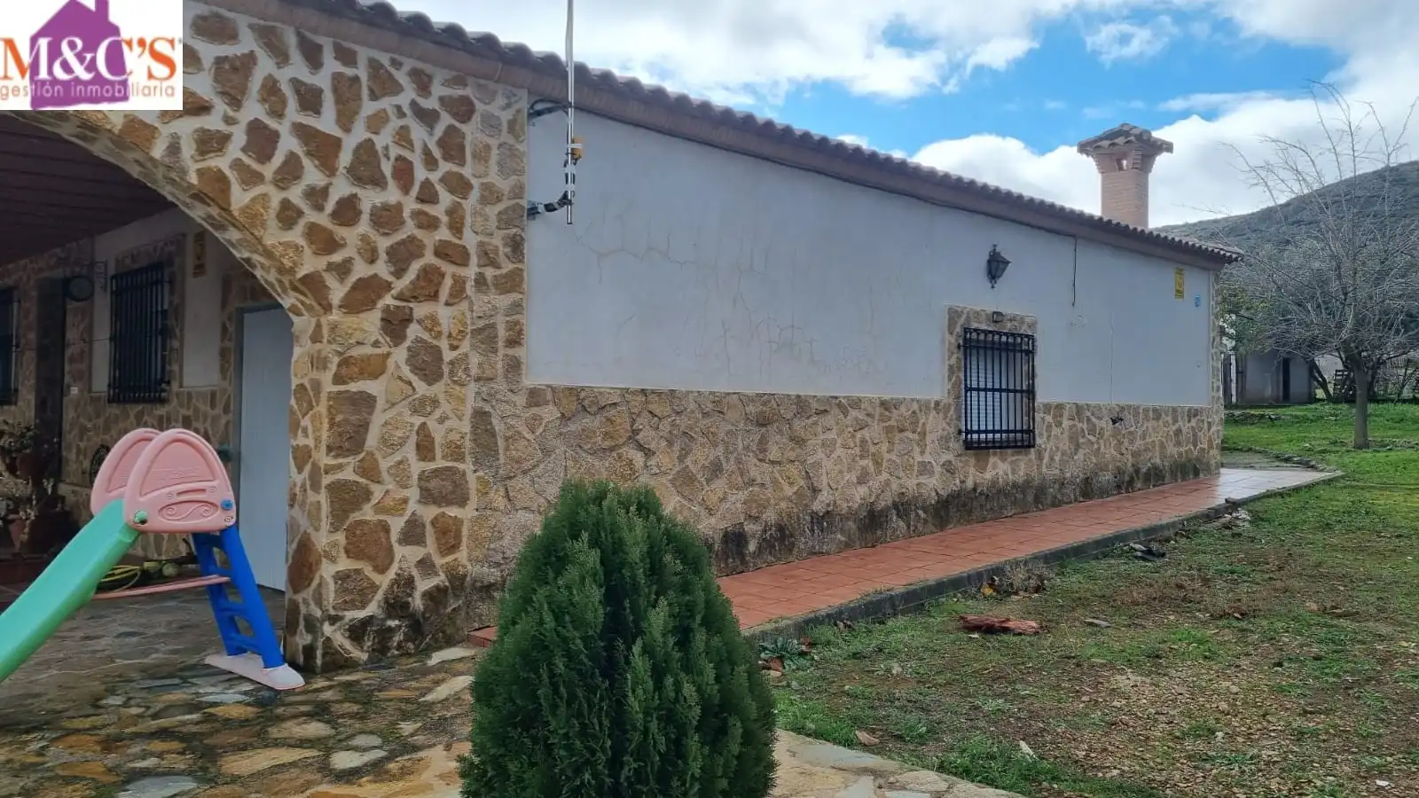 Vista exterior de Casa o xalet en venda en Cabezarrubias del Puerto amb Aire condicionat, Calefacció i Jardí privat