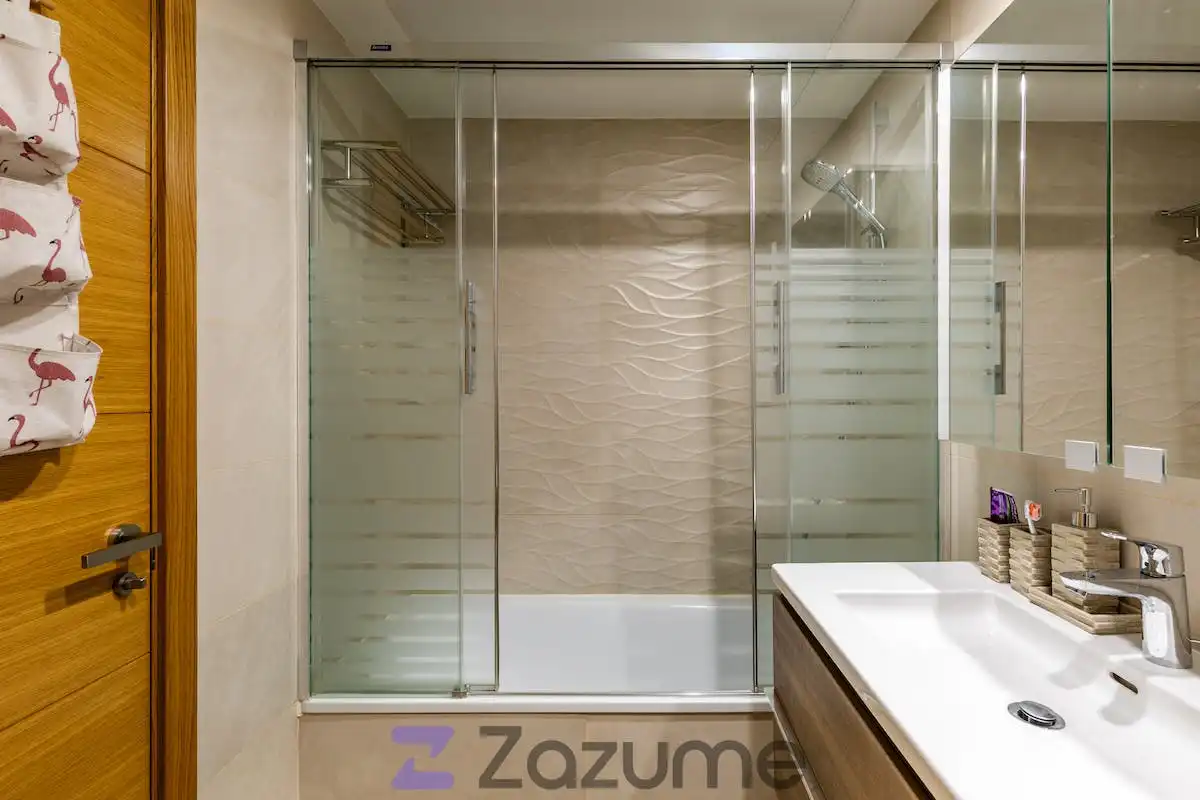 Bathroom of Flat for rent in Madrid  with Air Conditioner, Private garden and Terrace