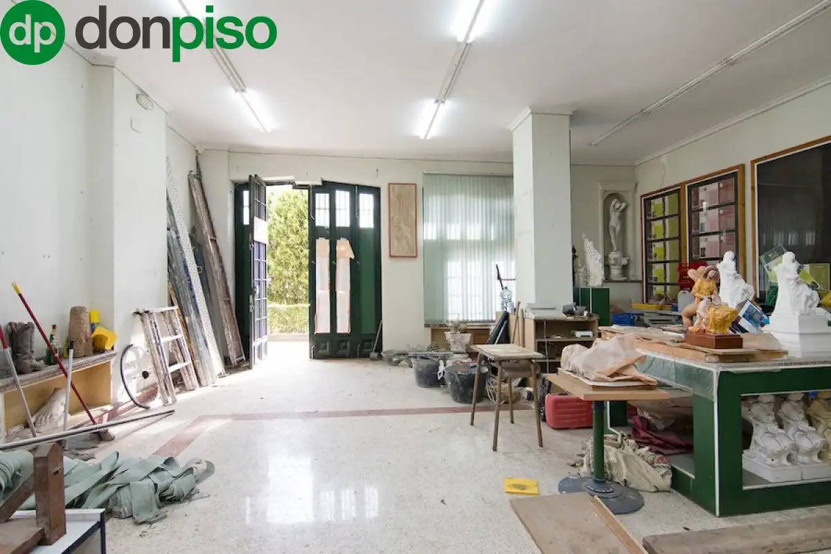 Local en venta en Granada con Amueblado