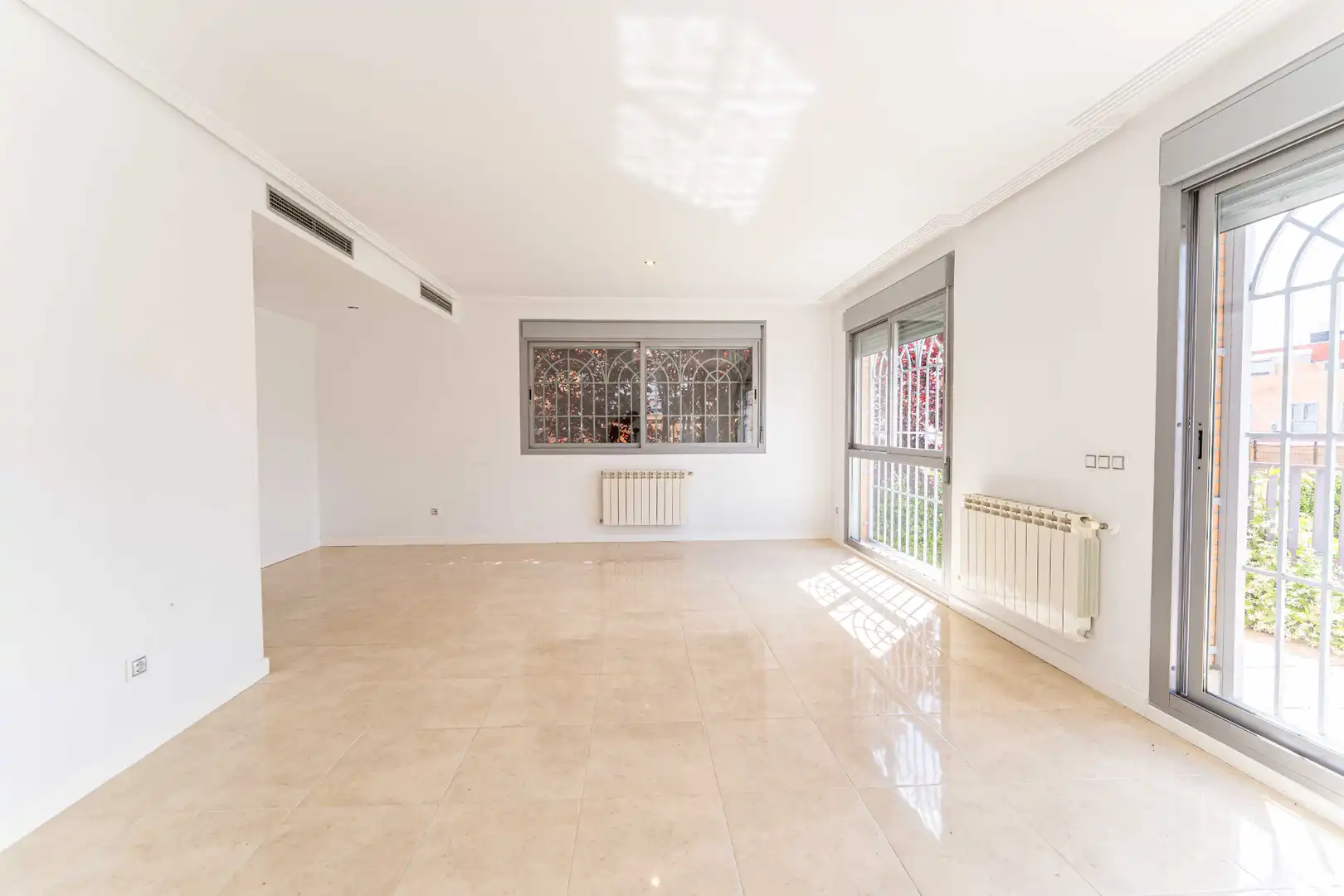 Sala d'estar de Casa adosada en venda en Arroyomolinos (Madrid) amb Aire condicionat, Calefacció i Jardí privat