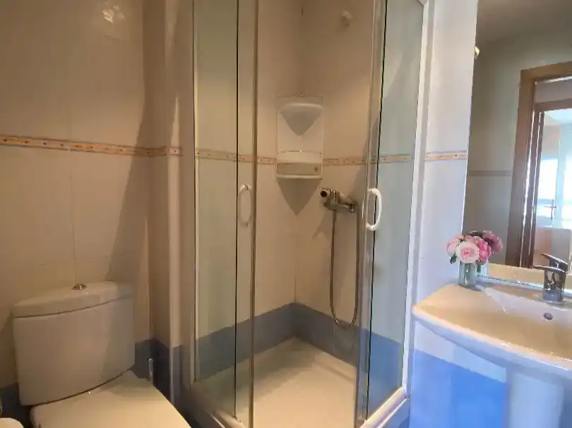 Badezimmer von Wohnung zur Miete in Las Rozas de Madrid mit Klimaanlage, Privatgarten und Parkett
