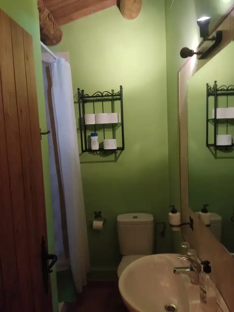 Baño de Finca rústica en venta en Valdeltormo con Calefacción, Jardín privado y Terraza