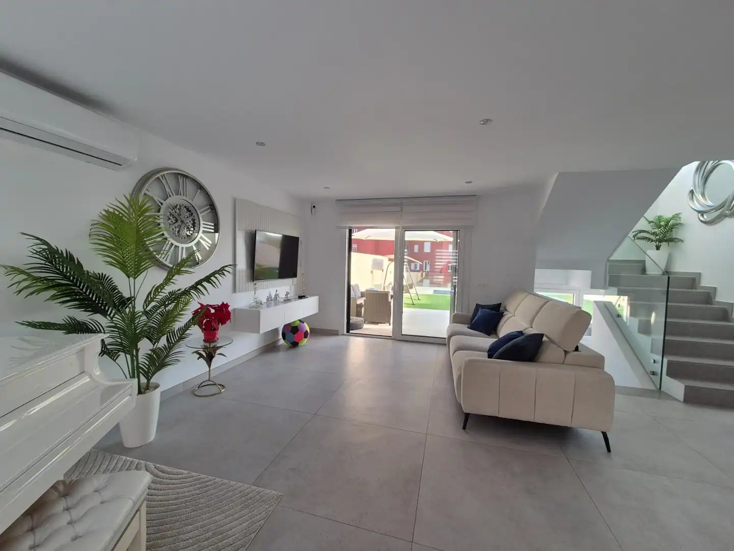 Sala de estar de Casa adosada en venta en El Ejido con Aire acondicionado, Jardín privado y Terraza