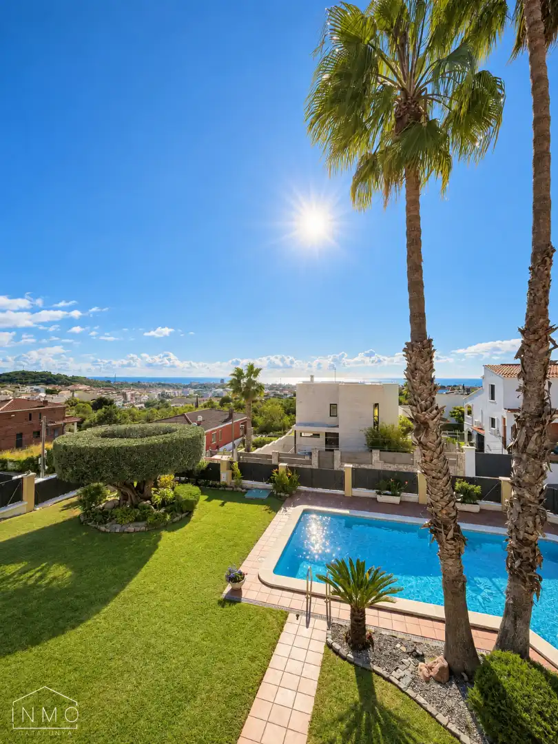 Vista exterior de Casa o xalet en venda en Ciutat Jardí Bonanova