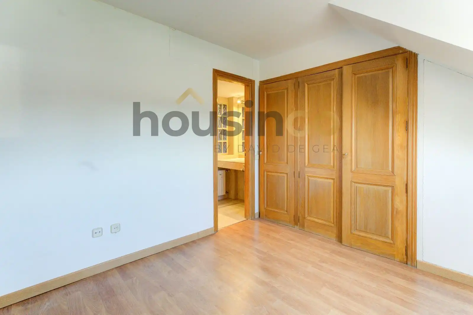 Schlafzimmer von Dachboden zur Miete in Madrid mit Klimaanlage und Terrasse