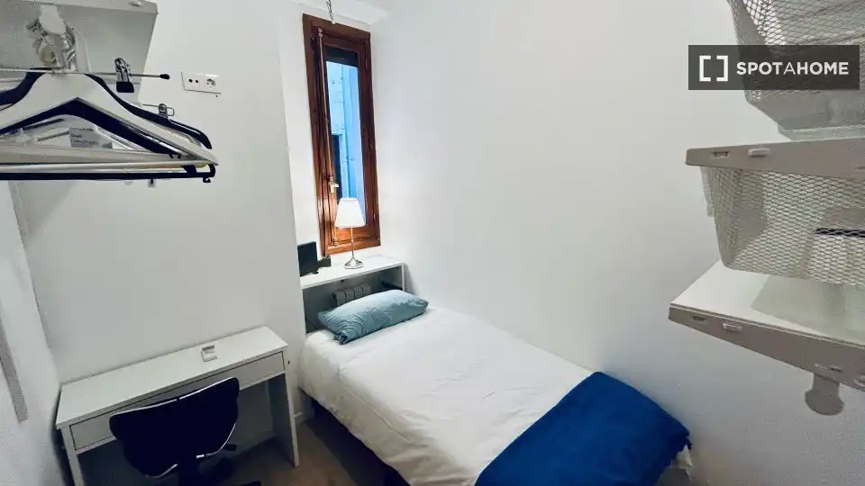 Dormitori de Apartament per a compartir en Madrid amb Aire condicionat, Calefacció i Terrassa