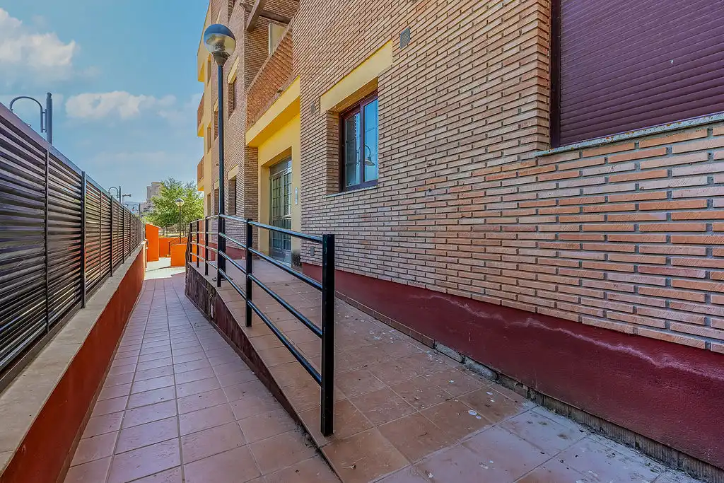 Vista exterior de Edifici en venda en Atarfe