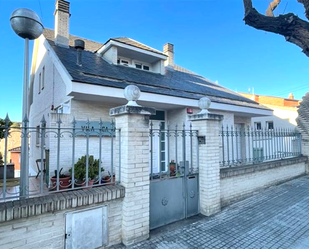 Vista exterior de Casa adosada en venda en Sant Quirze del Vallès amb Jardí privat i Piscina