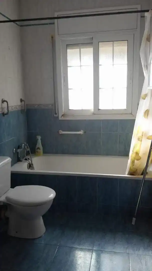 Bany de Finca rústica per a compartir en Vallirana amb Jardí privat, Moblat i Forn