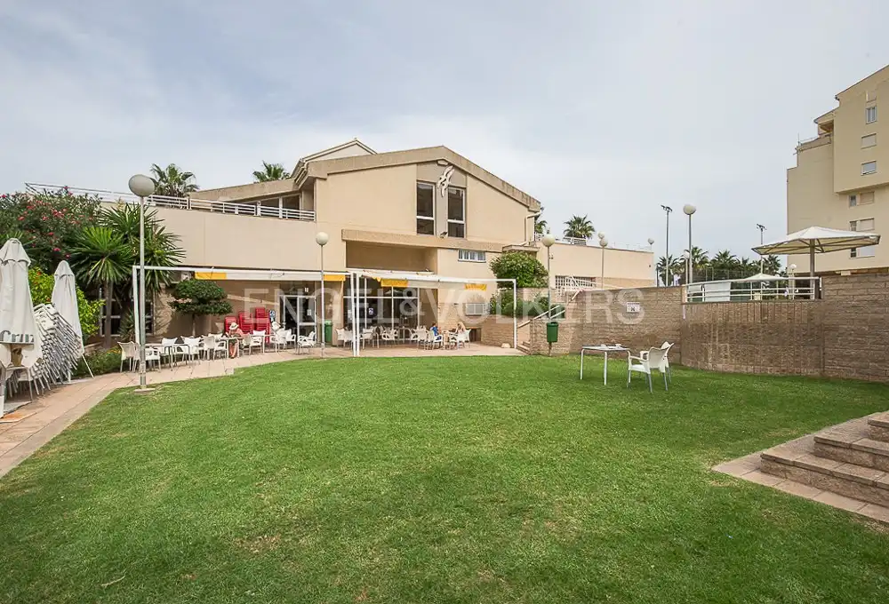 Außenansicht von Wohnung zum Verkauf in Valencia mit Heizung, Privatgarten und Terrasse