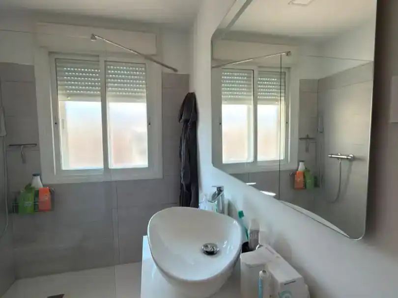 Baño de Piso en venta en Parla con Aire acondicionado, Piscina y Balcón