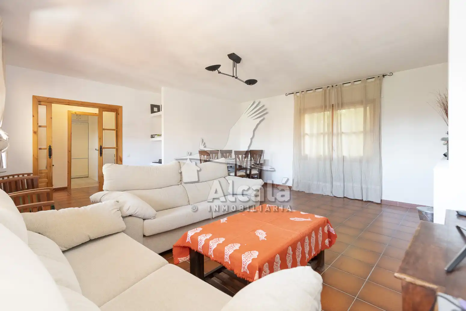Sala d'estar de Casa adosada en venda en Alocén amb Calefacció