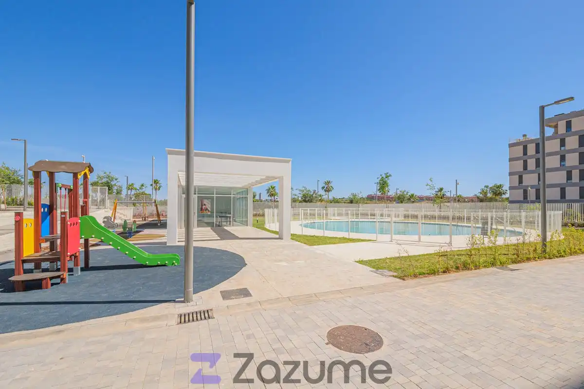 Schwimmbecken von Wohnung zur Miete in Dos Hermanas mit Klimaanlage, Heizung und Privatgarten