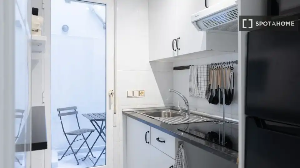 Cocina de Estudio para compartir en Torrevieja con Aire acondicionado, Terraza y Amueblado
