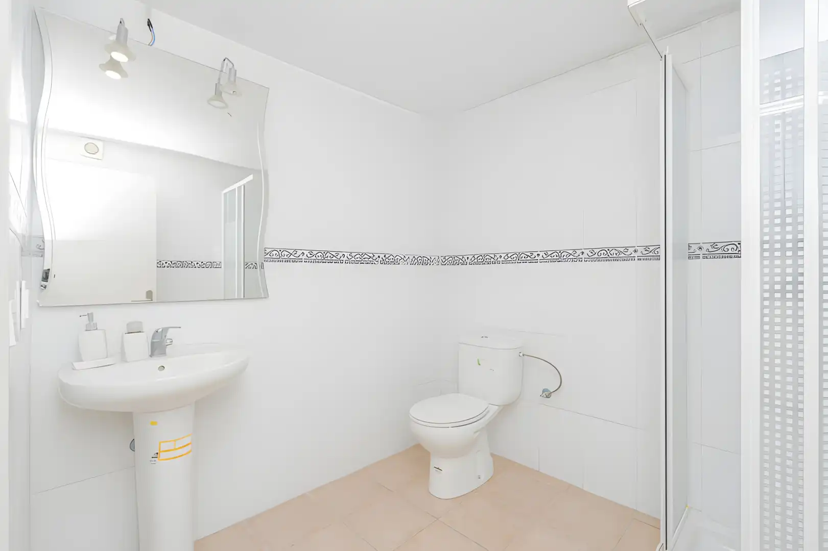 Badezimmer von Einfamilien-Reihenhaus zum Verkauf in Estepona mit Klimaanlage, Privatgarten und Terrasse
