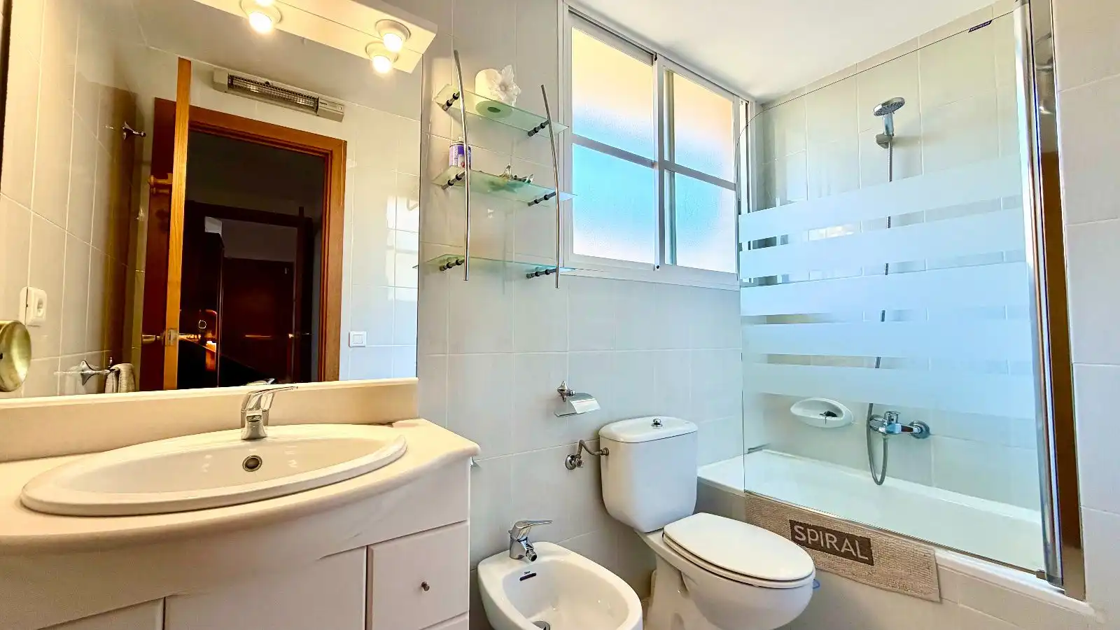Bathroom of Flat for sale in El Vendrell  with Air Conditioner, Heating and Terrace