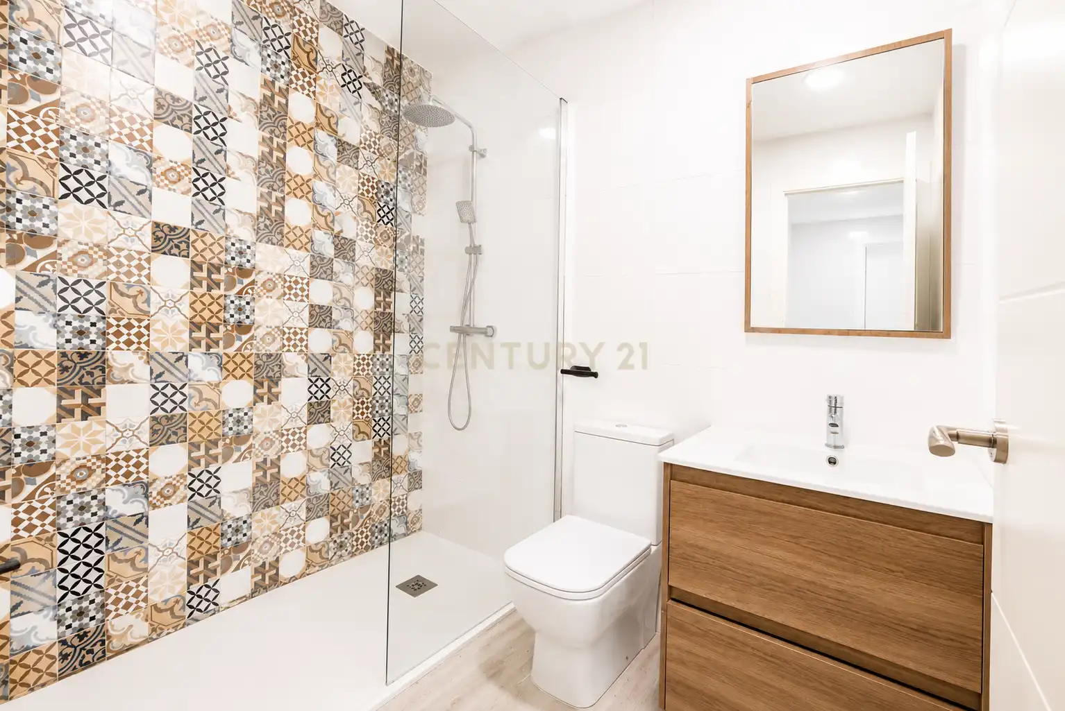 Baño de Apartamento en venta en Valencia con Aire acondicionado, Lavadora y Microondas