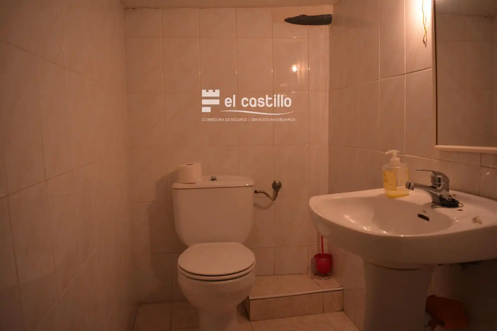 Badezimmer von Geschaftsraum zur Miete in Sotillo de la Adrada mit Klimaanlage