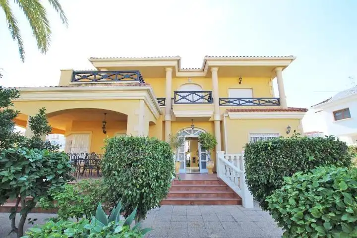 Detached house with garden for sale in Elche ciudad