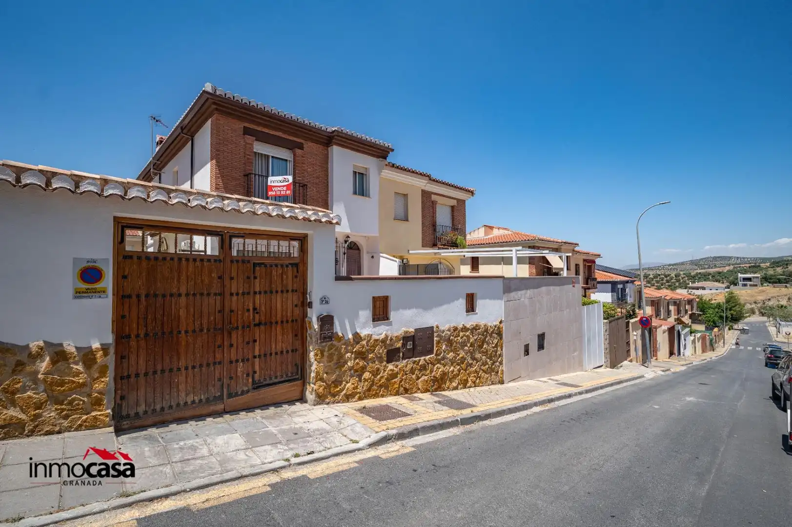Vista exterior de Casa adosada en venta en Jun con Aire acondicionado, Jardín privado y Piscina