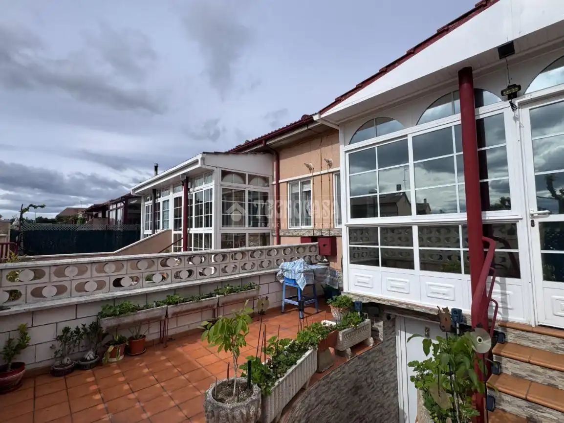 Vista exterior de Casa adosada en venda en Villasabariego amb Domòtica i Piscina comunitària