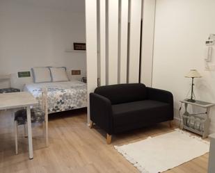 Dormitori de Apartament de lloguer en León Capital  amb Calefacció, Jardí privat i Parquet