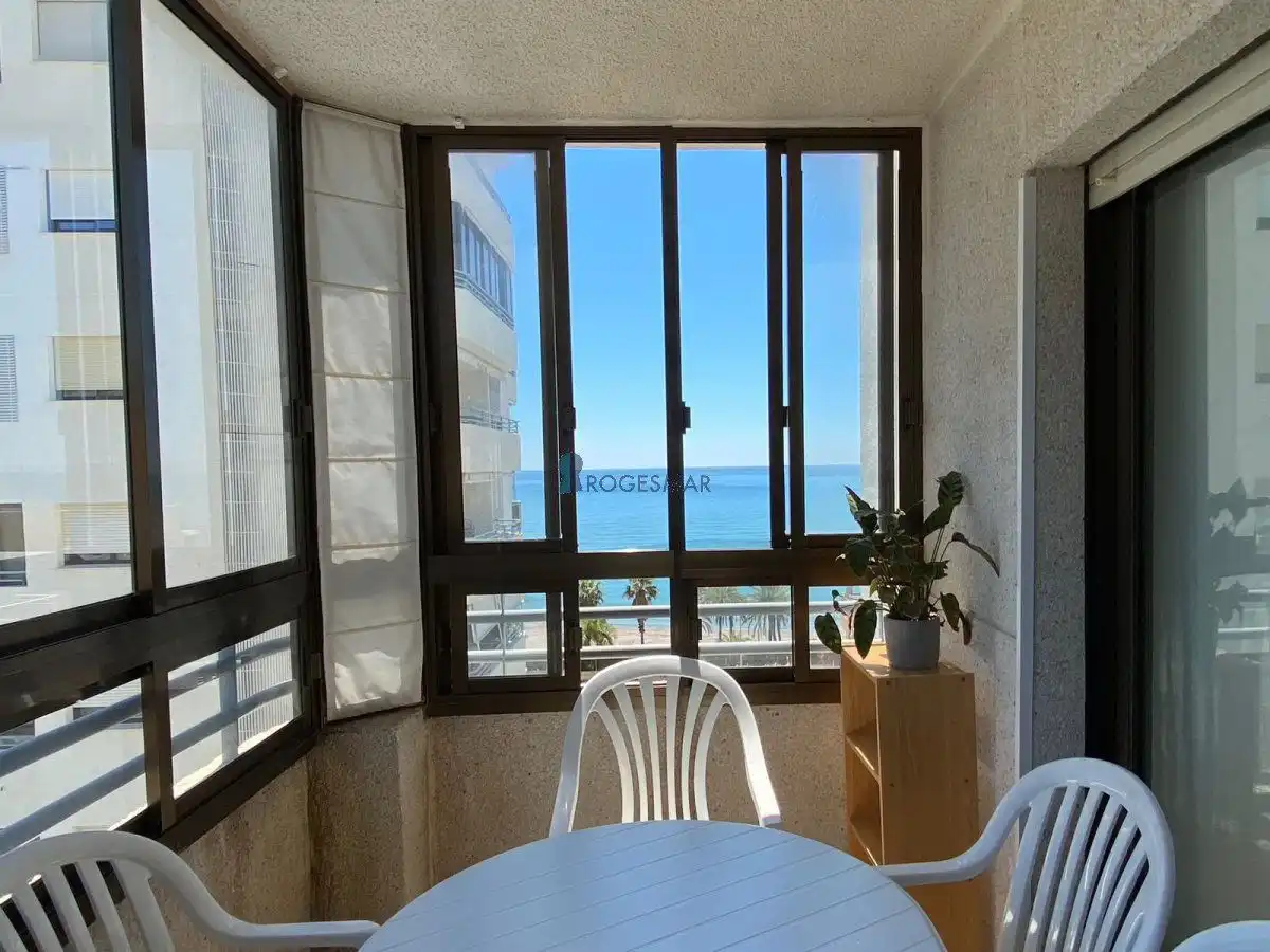 Habitación de Apartamento de alquiler en Benicasim / Benicàssim con Amueblado y Piscina comunitaria