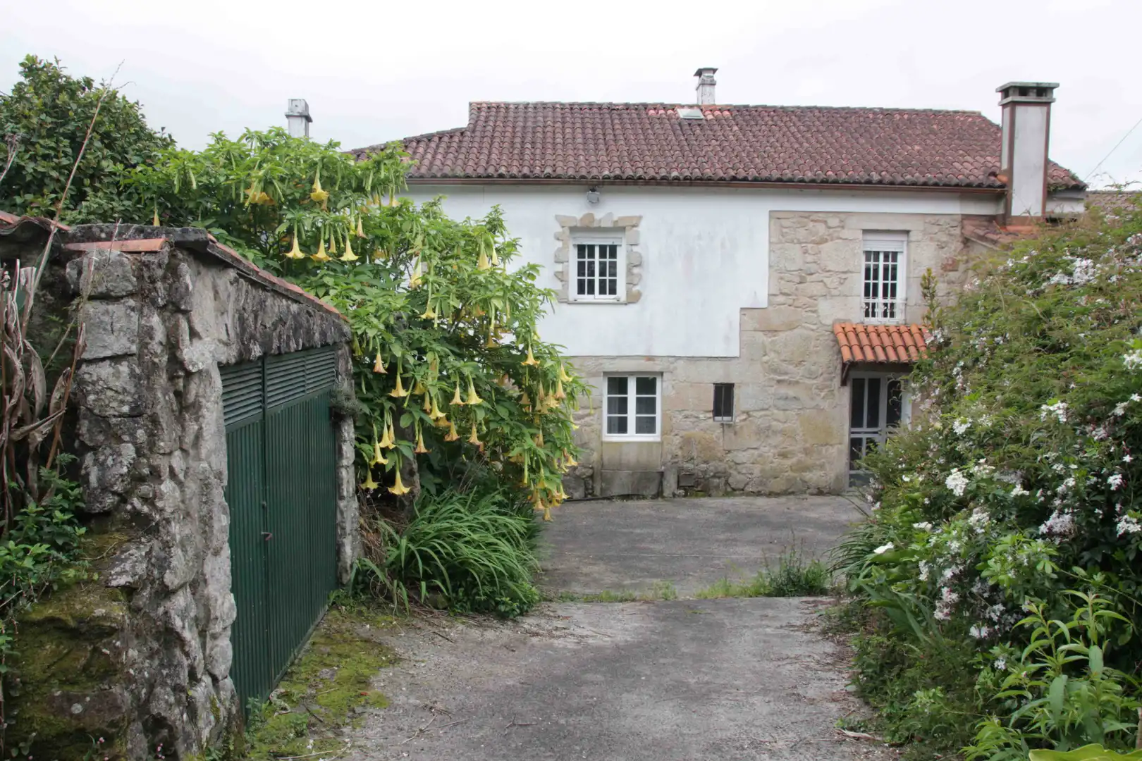 Außenansicht von Einfamilien-Reihenhaus zum Verkauf in Padrón